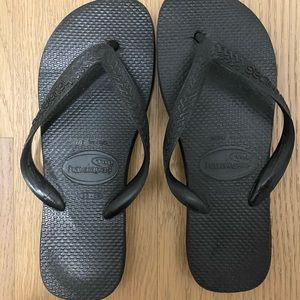 Havainas Black Flip Flops—REDUCED 🔥